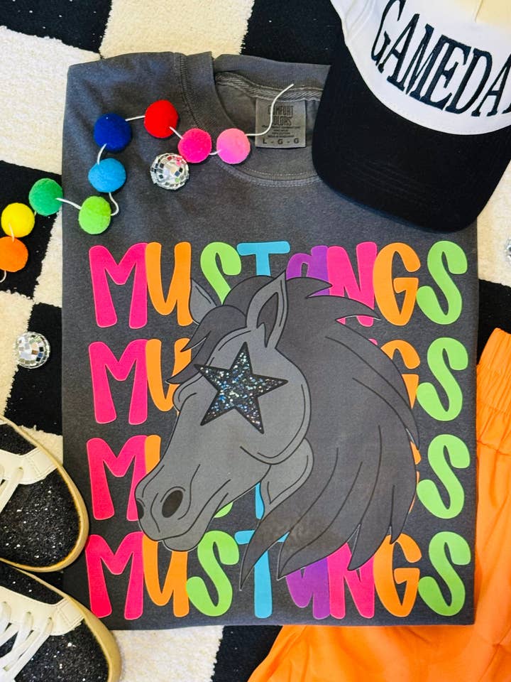 MUSTANG NEON MASCOT TEE